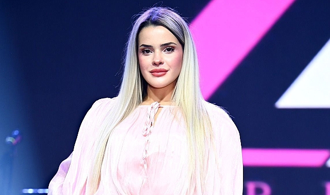 EZGİ AKIN İLK DEFA PODYUMDA BÜYÜLEDİ