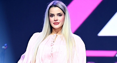 Model Ezgi Akın