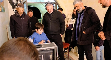 "Zerhun" adlı yeni diziyle bir kez daha dizi ve sinema sektörünün gözdesi haline geldi.