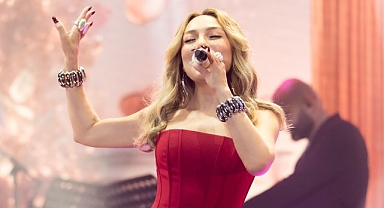 Ziynet Sali’den Kırmızı Elbiseli Alev Alev Paylaşım! Londra Konseri Kapalı Gişe